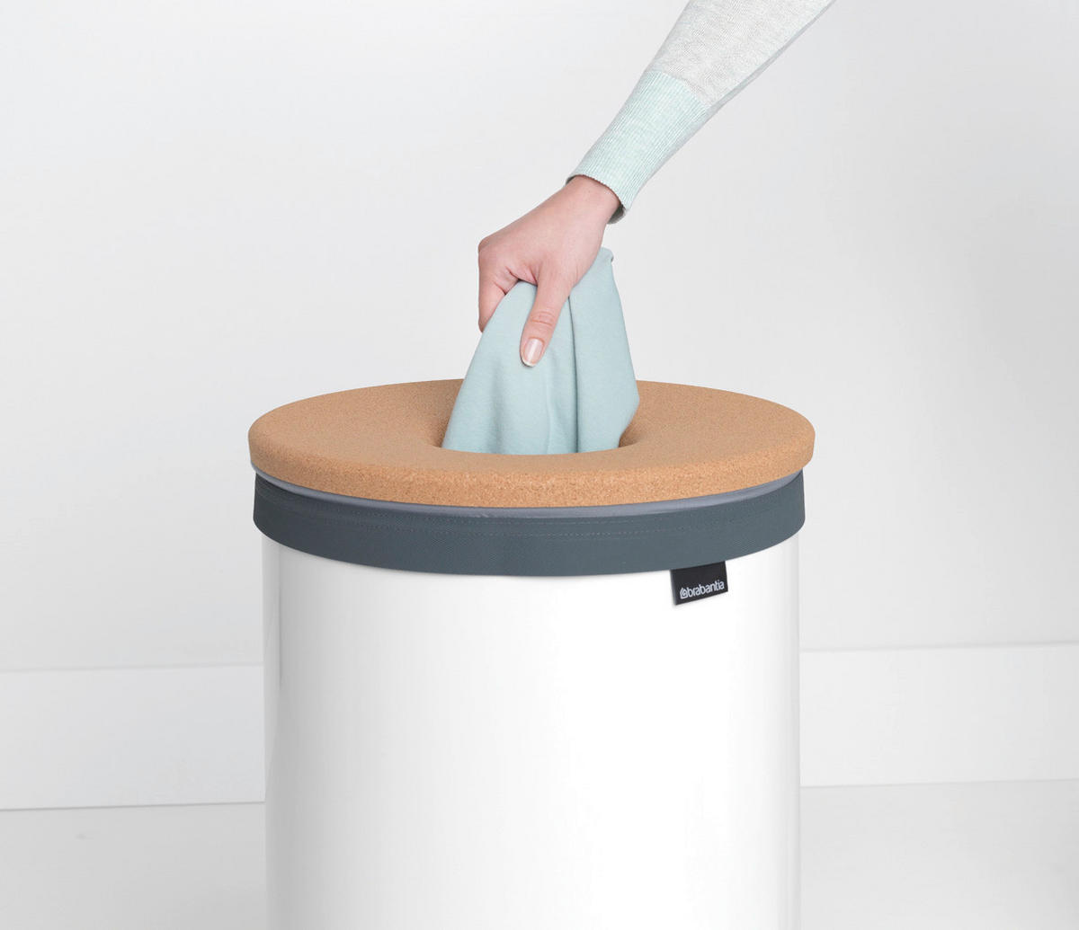 KOŠ ZA PERILO - bela, Design, kovina/leseni material (38/63,5/38cm) - Brabantia