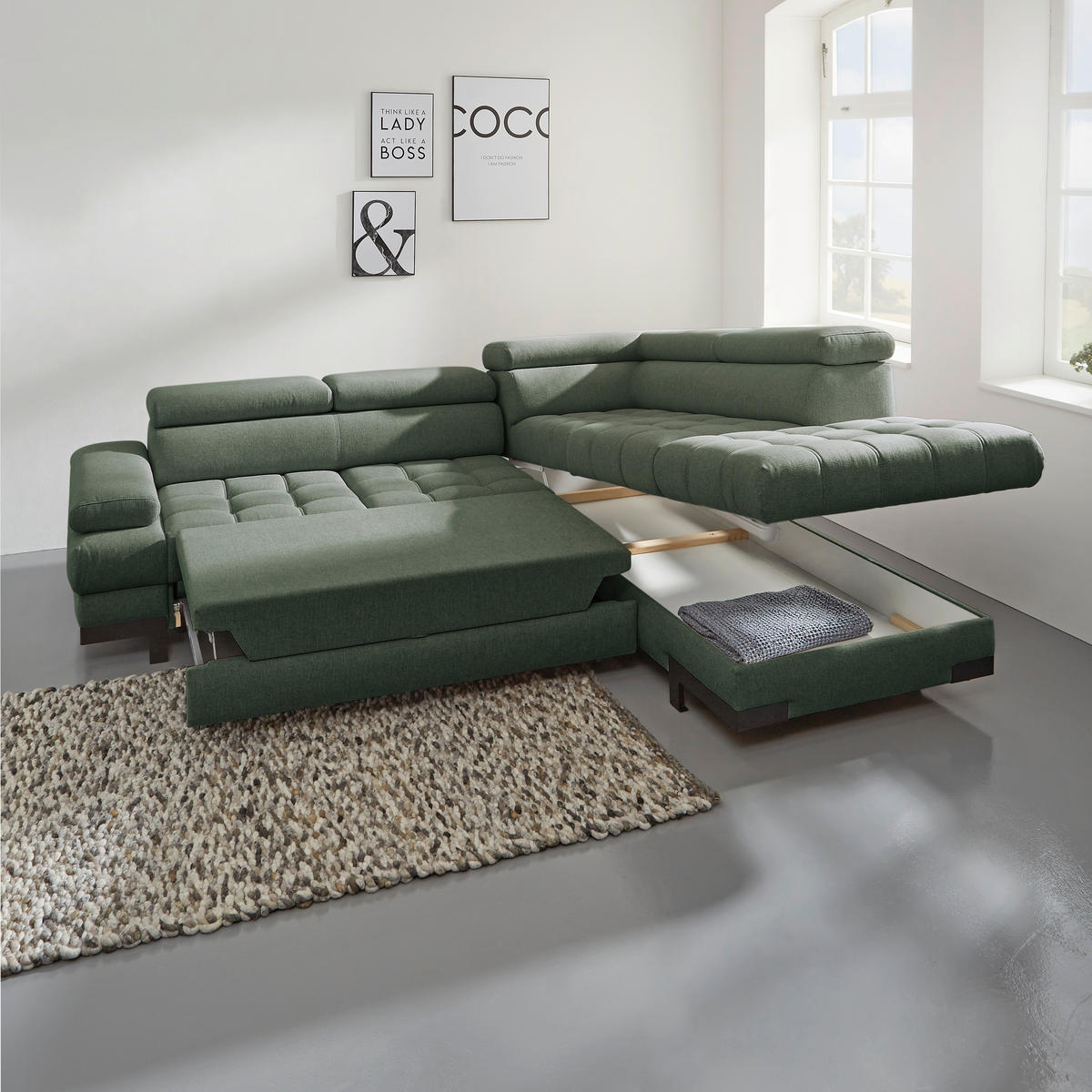 Welnova ECKSOFA Dunkelgrün Webstoff, links davon: Hochflorteppich in grün, rechts davon: Bild, Topfpflanze in hellem Wohnzimmer.