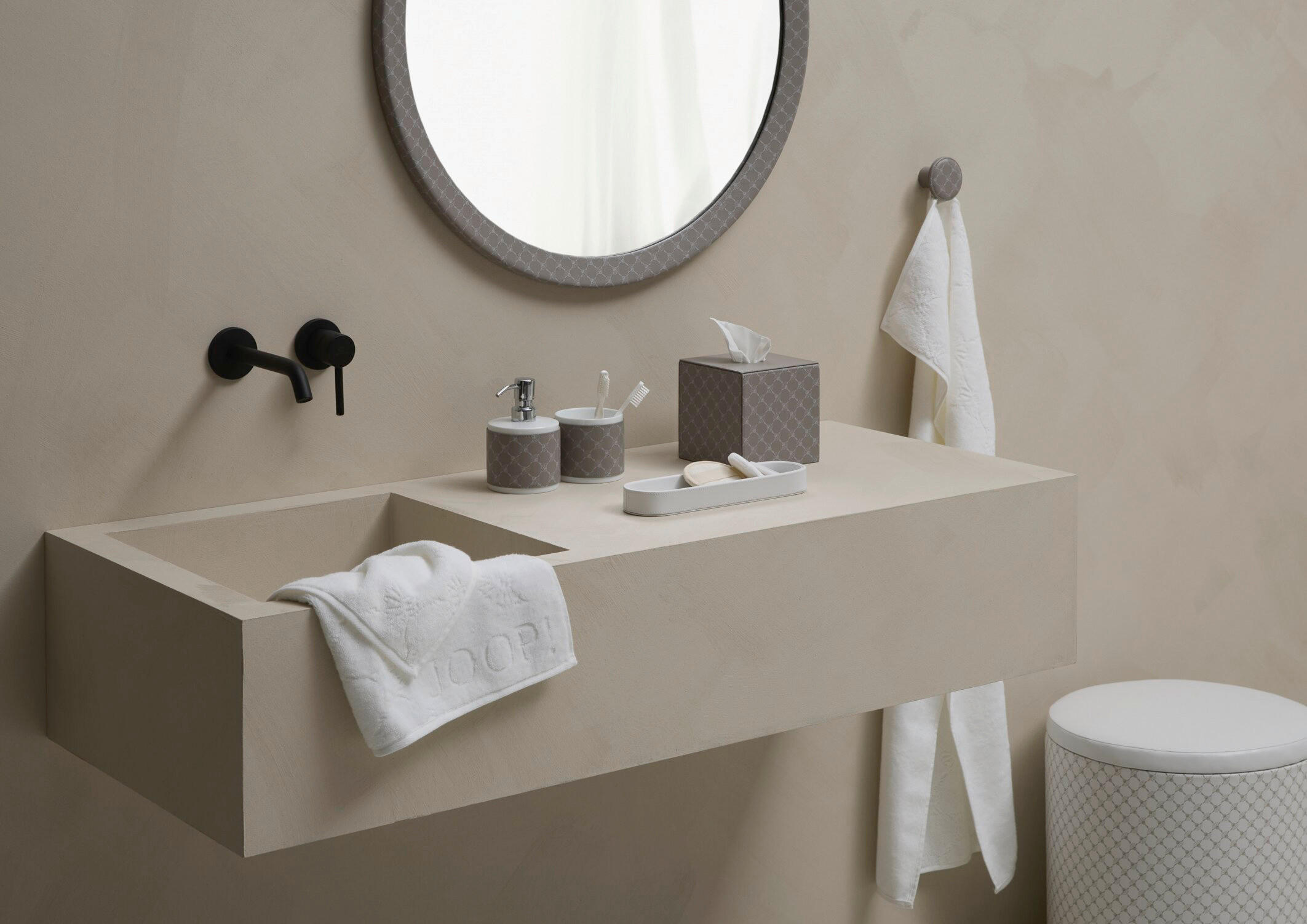 Thumbnail - Joop! Zahnputzbecher Cornfloweraccessoires, Grau, Weiß, Kunststoff, Keramik, Lederoptik, 9.5x9x9.5 cm, Handmade in Thail...