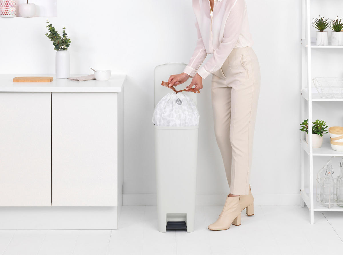 KOŠ ZA OTPAD  40 l   - svijetlo siva, Basics, plastika (28/66.6/35.2cm) - Brabantia