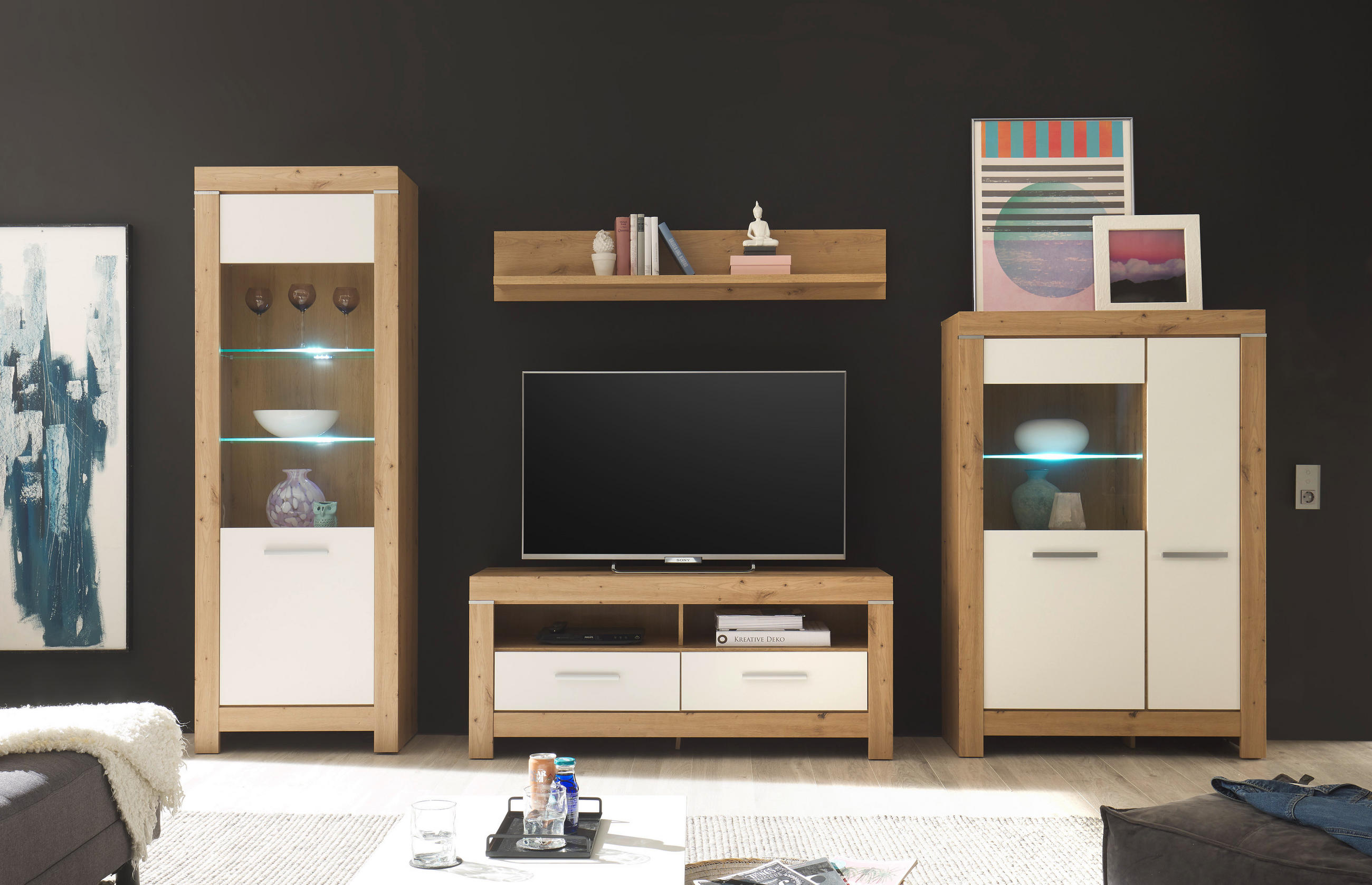 OBÝVACÍ STĚNA, bílá, dub artisan - bílá/barvy stříbra, Design, kompozitní dřevo/plast (325/197/45cm) - MID.YOU