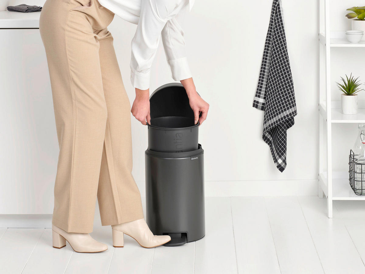KOŠ S NOŽNOM PAPUČICOM  12 l  New Icon  - tamno siva/antracit, Basics, metal/plastika (25.1/41.1/33.8cm) - Brabantia
