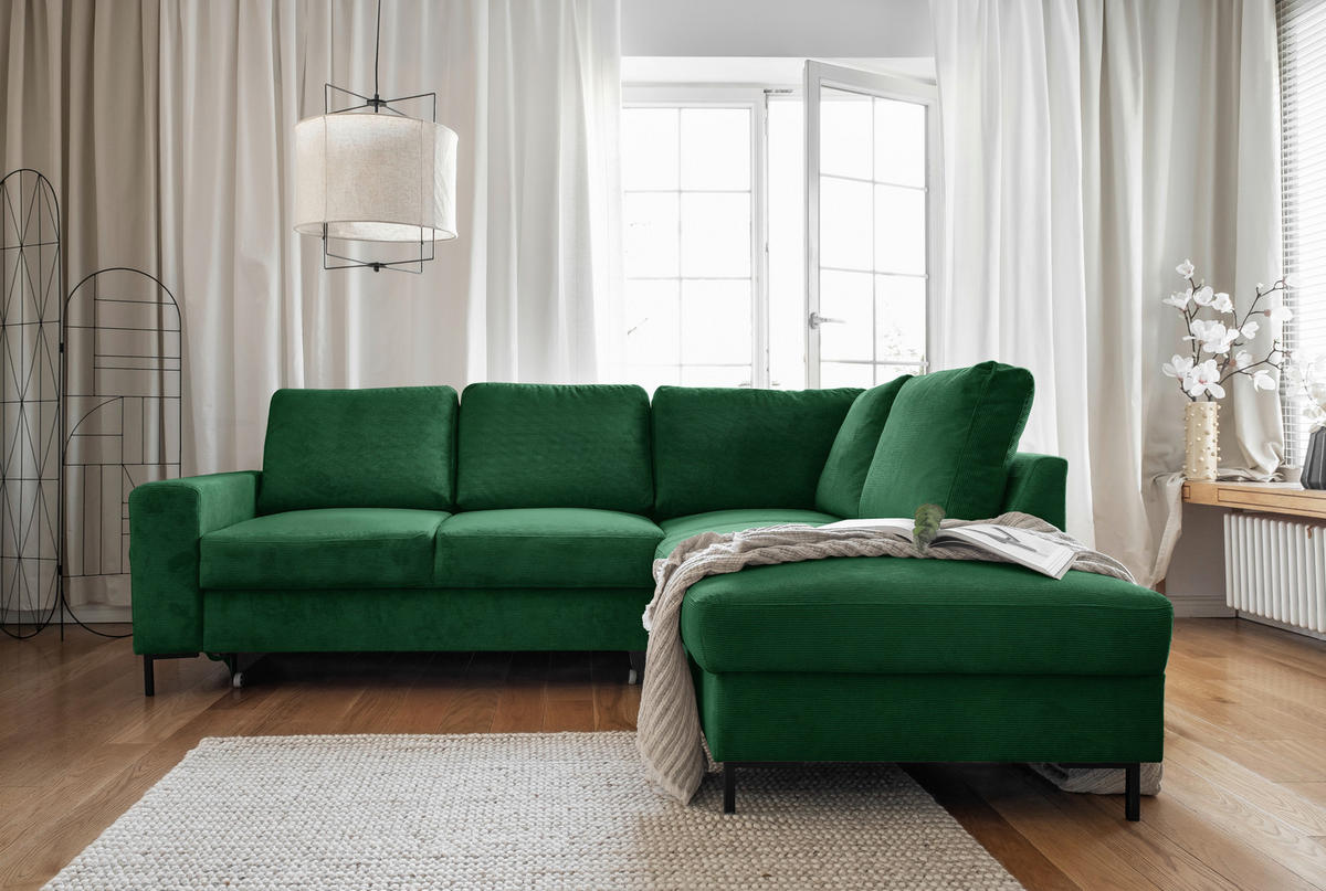 MID.YOU ECKSOFA Smaragdgrün Cord, links davon: Hochflorteppich in weiß, rechts davon: Gardine, Beistelltisch in weiß, Store in weiß in hellem Wohnzimmer.