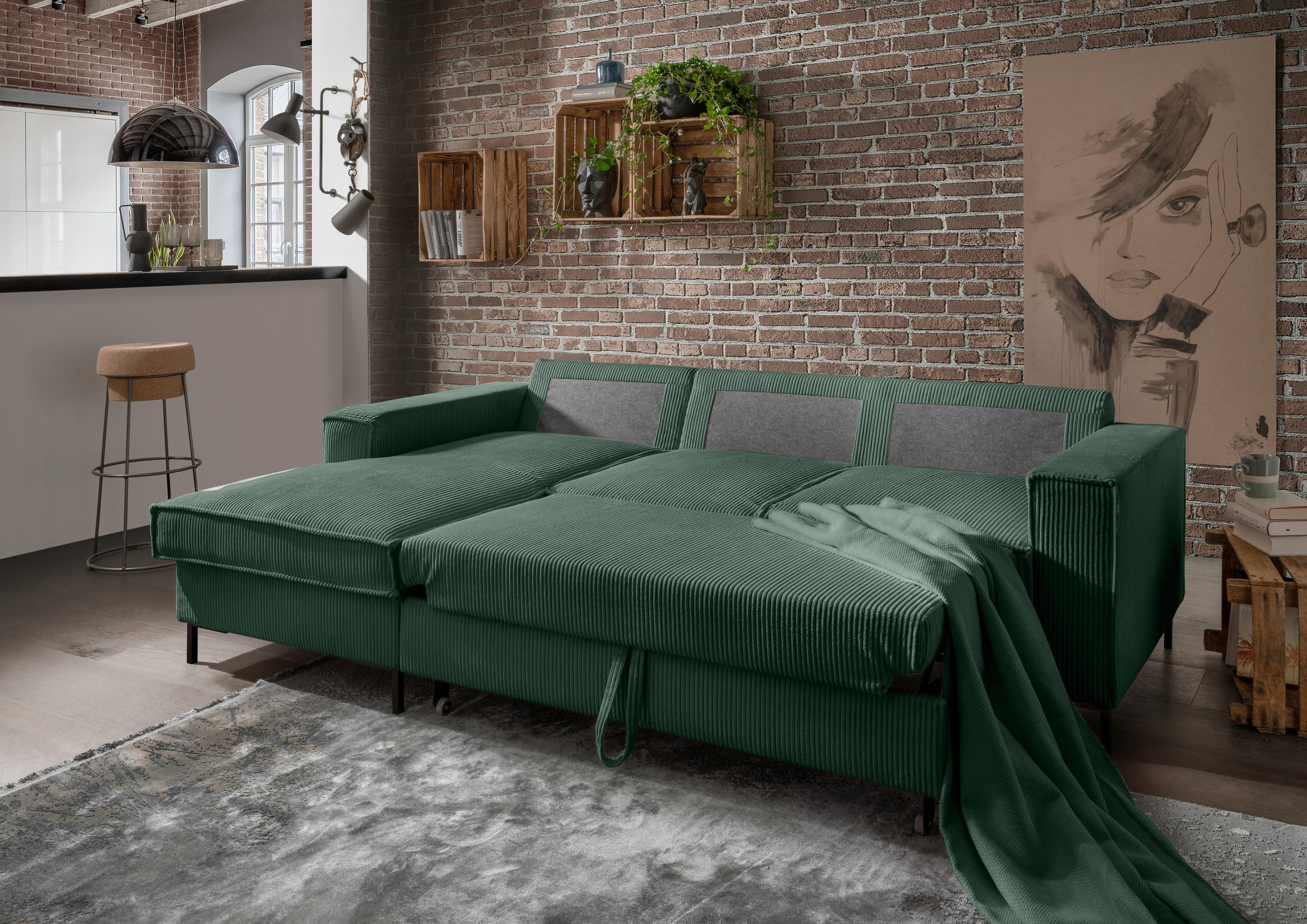Livetastic ECKSOFA Dunkelgrün Cord, links davon: Plissee in weiß, rechts davon: Bild, Kissen in grün, Topfpflanze in grün in dunklem Schlafzimmer.