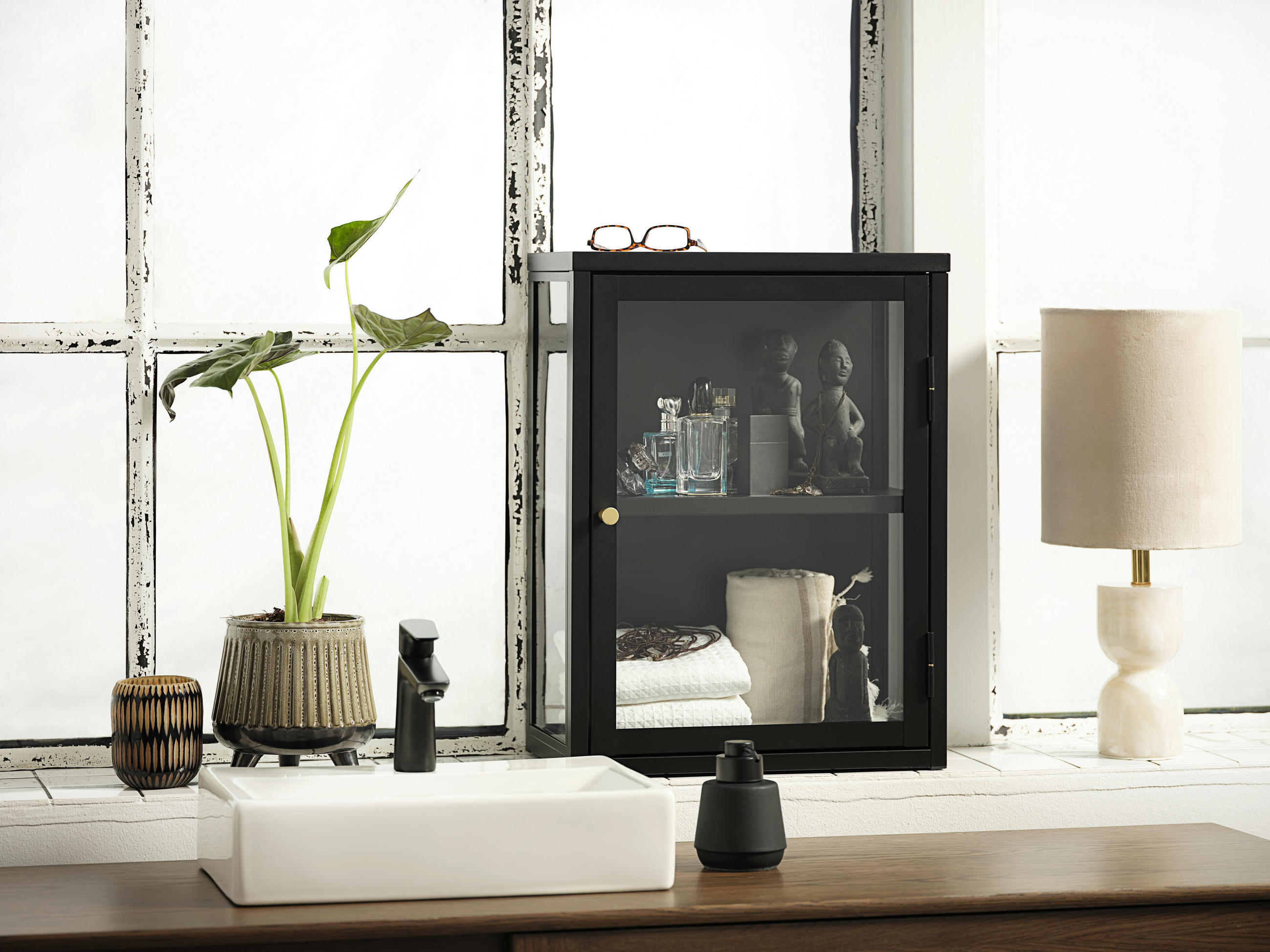 VÄGGHÄNGT VITRINSKÅP svart  45/60/25 cm  - svart/guldfärgad, Trend, metall/glas (45/60/25cm) - Xora