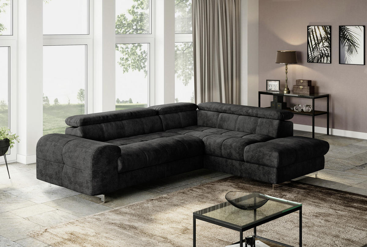 Livetastic ECKSOFA Schwarz Mikrofaser, links davon: Webteppich, rechts davon: Couchtisch, Gardine, Tischleuchte in braun in hellem Wohnzimmer.