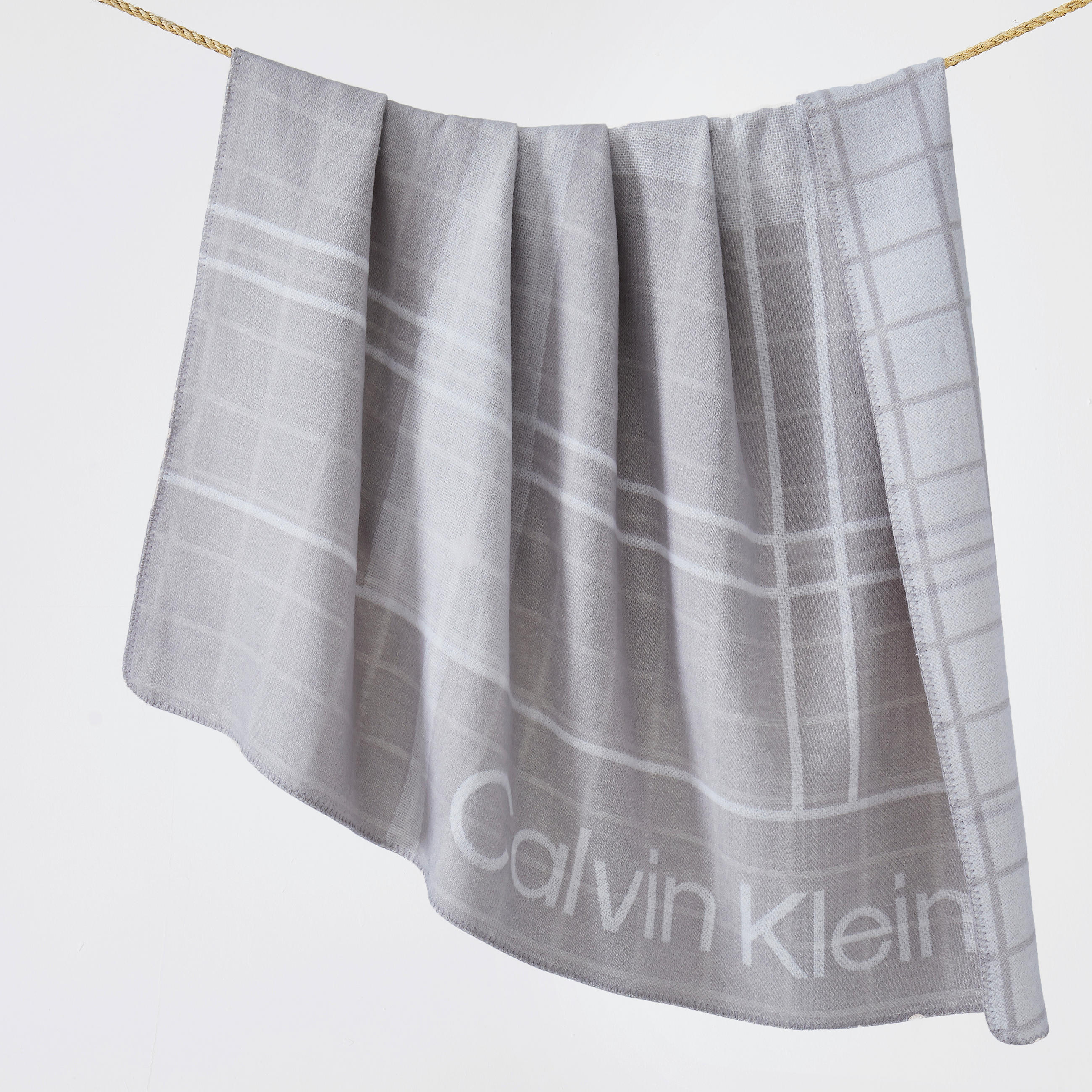 Calvin Klein Wohndecke Offset Logo Grau 127x178 cm
