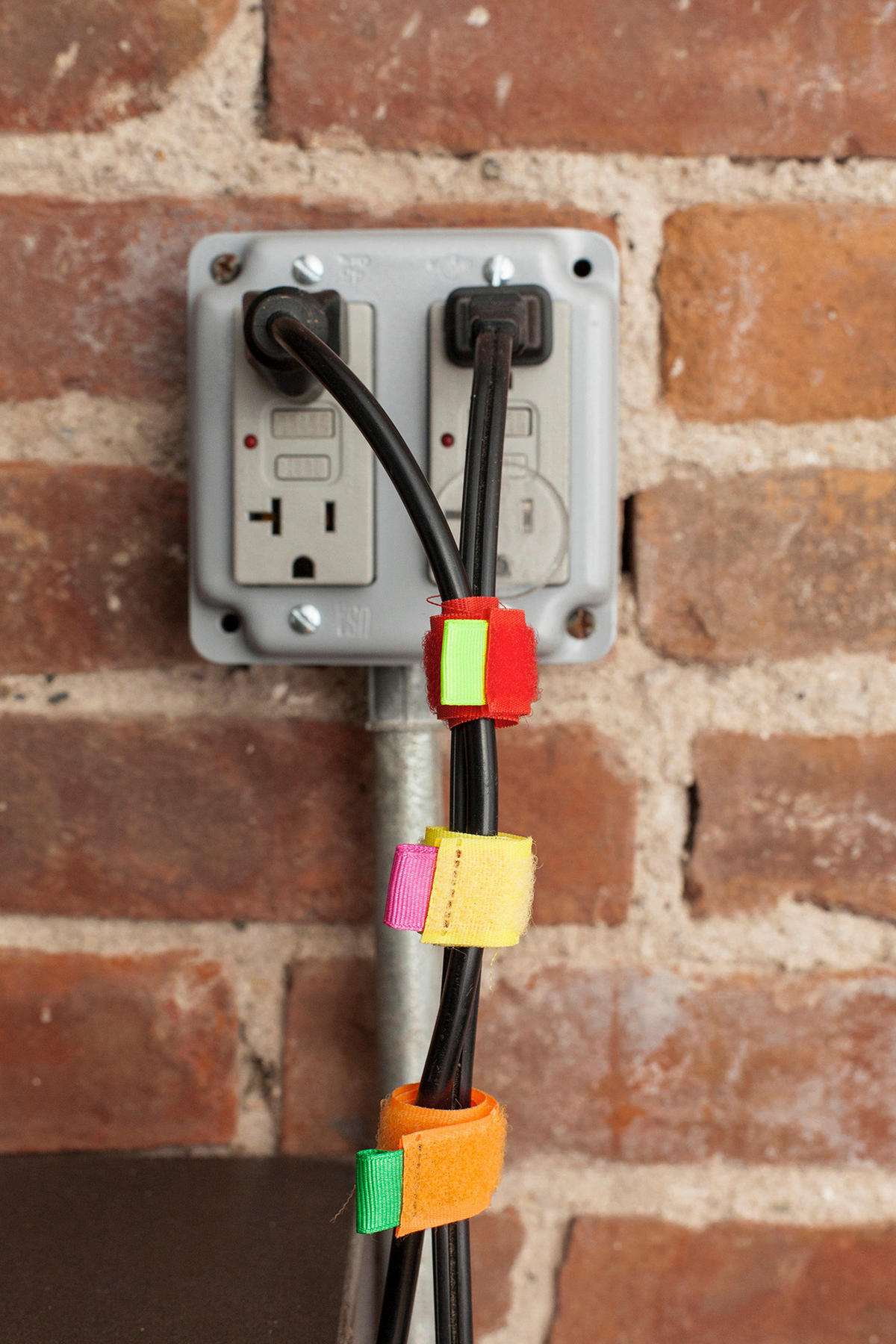 DRŽAČ KABELA - višebojno, Basics, plastika (1,5/20/6,5cm) - Kikkerland