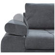 Das Bild zeigt eine dunkelgraue Couch mit zwei Rückenkissen und einem Armlehnenkissen. Die Couch ist mit einem Stoffbezug versehen und hat eine gesteppte Oberfläche.