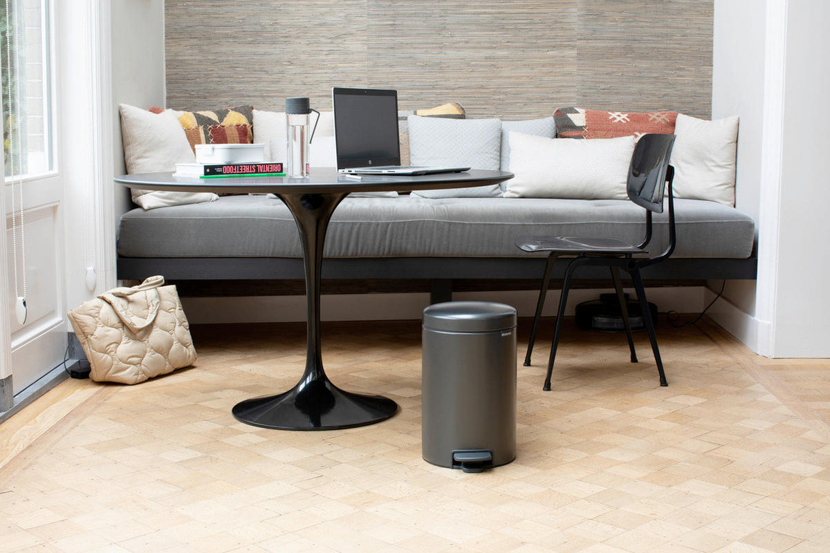 KOŠ S NOŽNOM PAPUČICOM  12 l  New Icon  - tamno siva/antracit, Basics, metal/plastika (25.1/41.1/33.8cm) - Brabantia