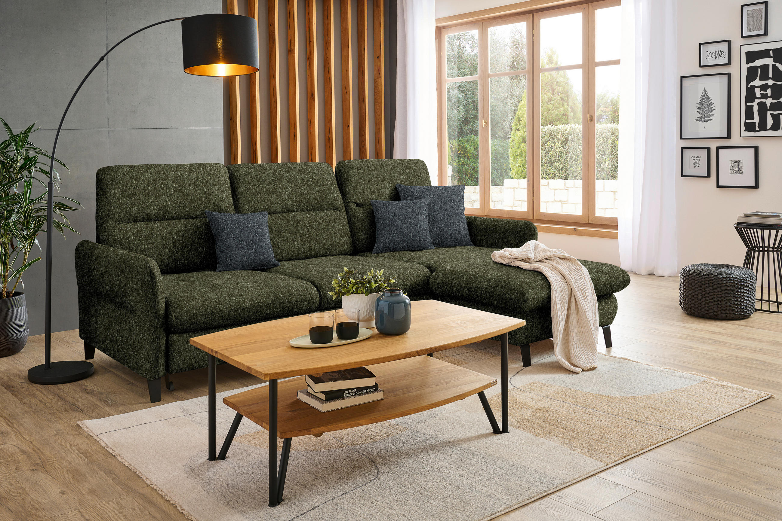 Livetastic ECKSOFA Olivgrün Chenille, rechts davon: Hochflorteppich, Couchtisch, Gardine, Decke in hellem Wohnzimmer.