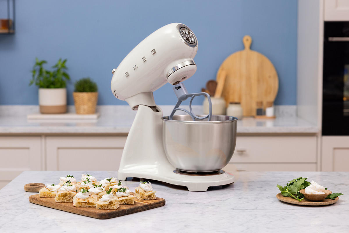 KÜCHENMASCHINE 50´S STYLE SMF05CREU  - Creme/Alufarben, Basics, Metall (40,2/37,8/22,1cm) - SMEG