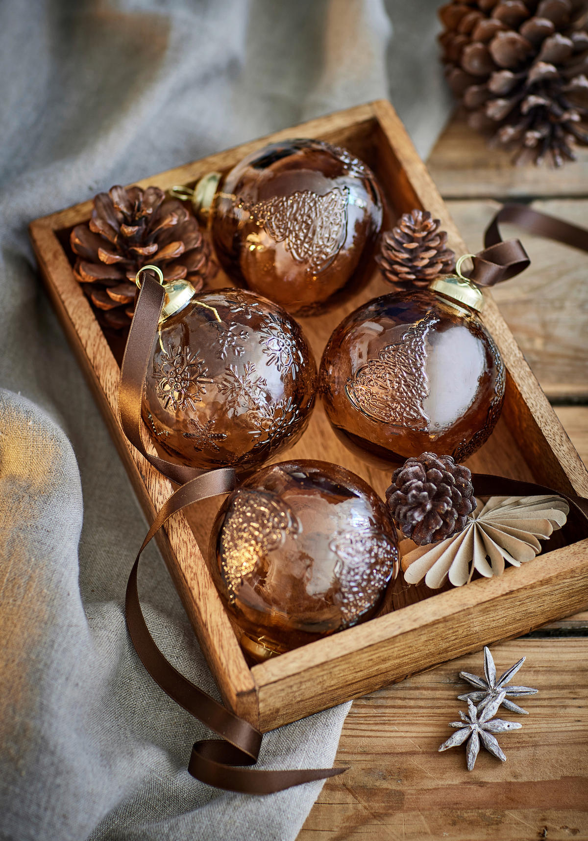 CHRISTBAUMKUGEL 8 cm Winter 2026  - Goldbraun, Basics, Glas (8cm) - FYNCH-HATTON
