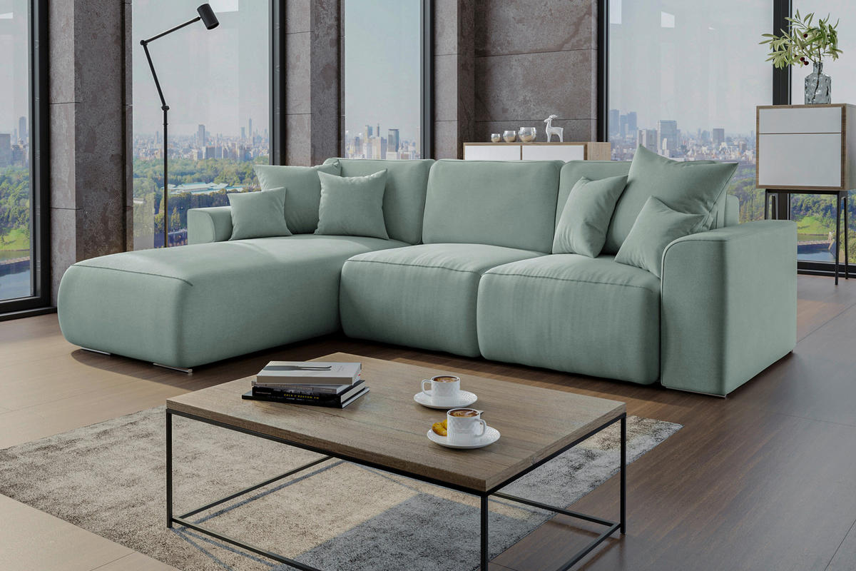Carryhome ECKSOFA Mintgrün Velours, links davon: Couchtisch, Lektüre, rechts davon: Topfpflanze in grün in hellem Wohnzimmer.