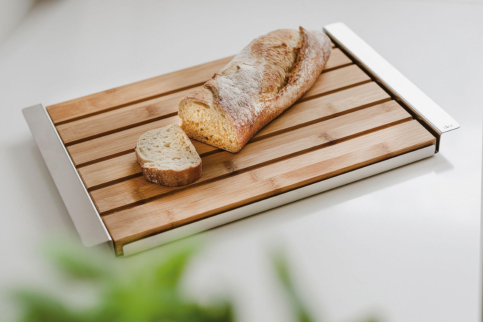 ZACK PANAS Brotschneidebrett Mit Tablett – Edelstahl & Geölter Bambus, Praktisches Küchen-Set