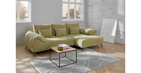 Carryhome ECKSOFA Hellgrün Cord, rechts davon: Webteppich in grau, Couchtisch, Lektüre in grün in hellem Wohnzimmer.