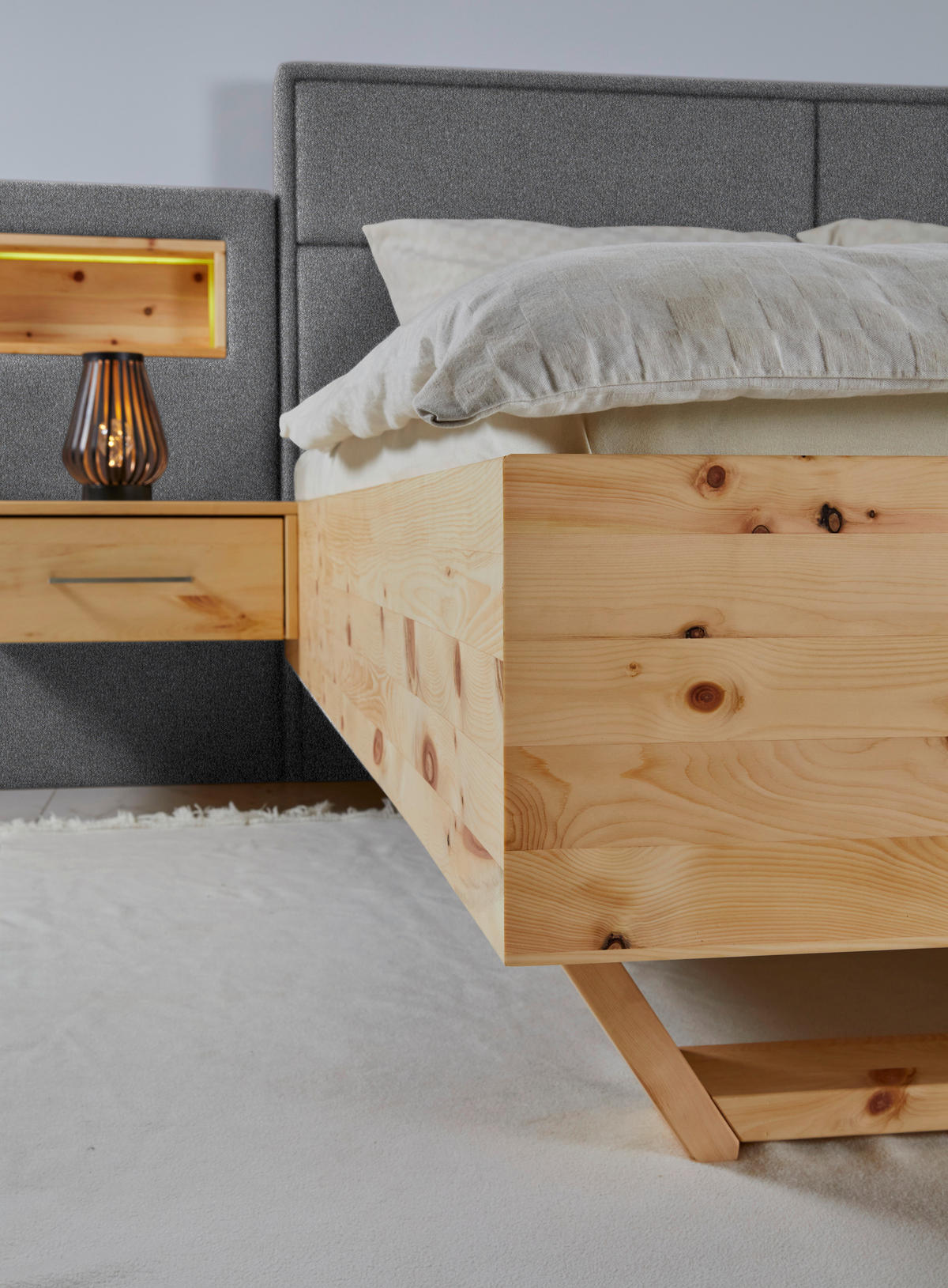 BETT 200/200 cm  in Zirbelkieferfarben, Hellgrau   - Zirbelkieferfarben/Hellgrau, Natur, Holz/Textil (200/200cm) - Valnatura