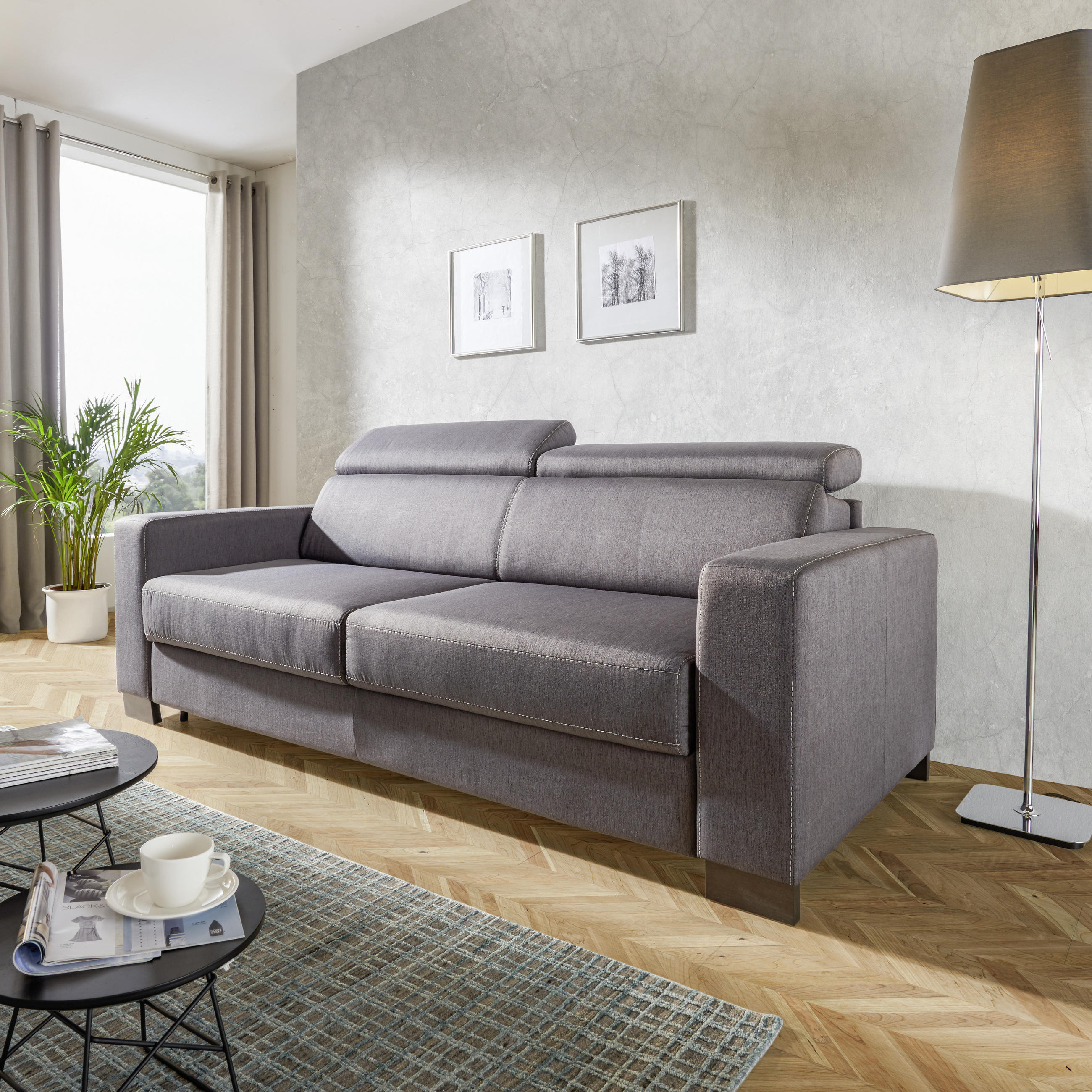 Luxuriöses Wohnzimmer Mit Modernem Interieur Velours-Sofa Couchtisch Lampe  Teppichboden Und Elegantes Zubehör Stock Abbildung - Illustration von  trennvorhang, stuhl: 268247419