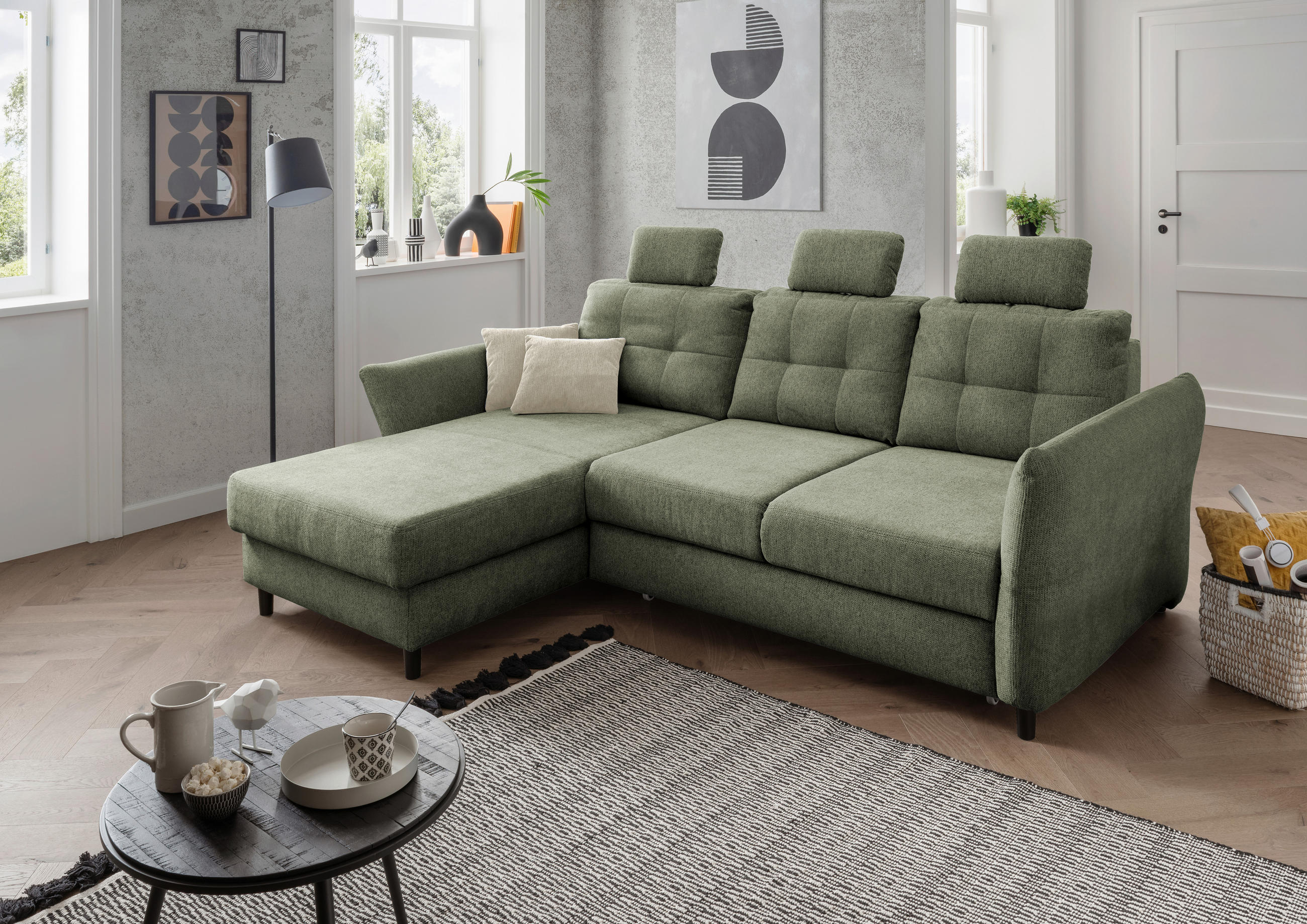 Livetastic ECKSOFA Dunkelgrün Chenille, links davon: Webteppich, Beistelltisch, Kissen in weiß, Bild in hellem Wohnzimmer.