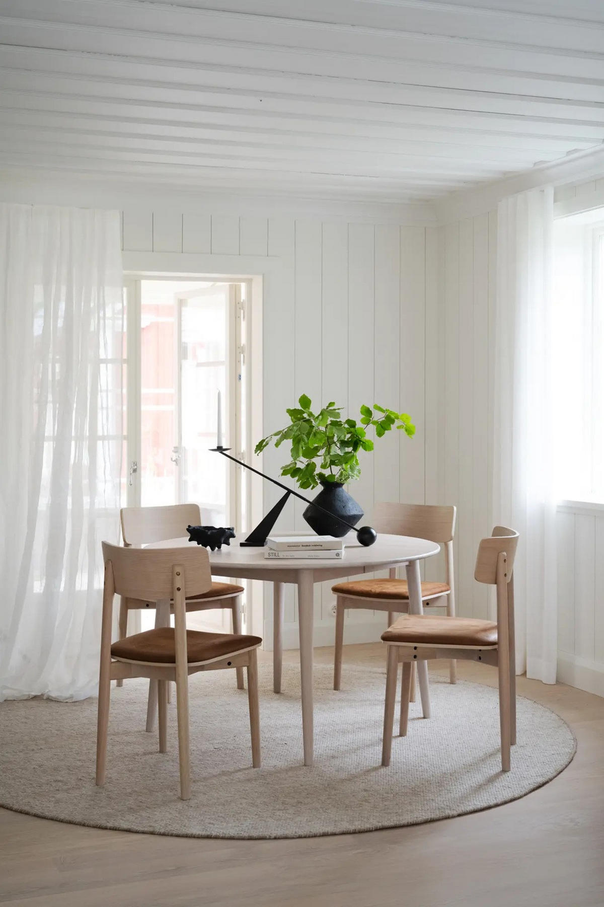 MATBORD ek Bianco rund  utdragbar, finns i olika storlekar, finns i olika trädekorer  - ek Bianco, Design, trä (120/120/74cm) - Rowico