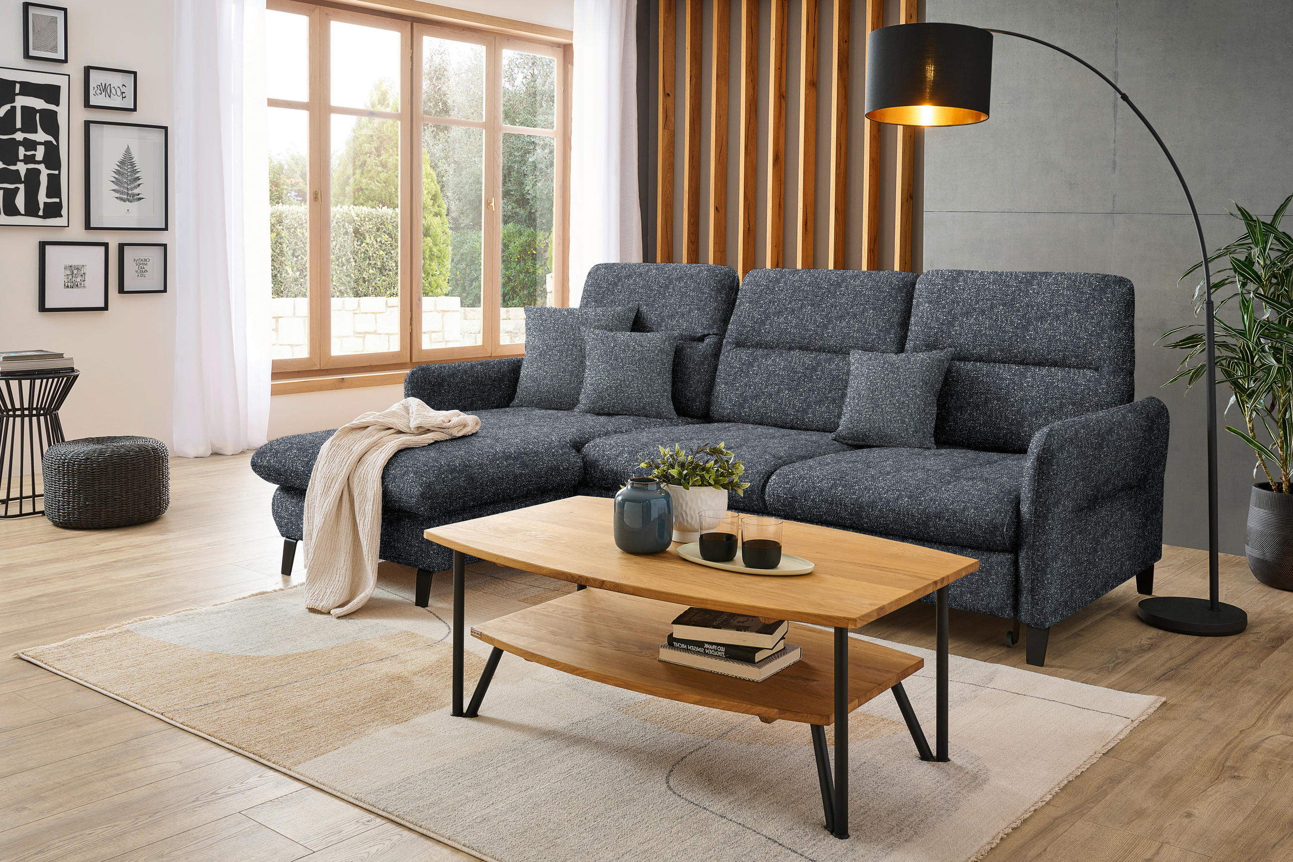 Livetastic ECKSOFA Schwarz Plüsch, links davon: Hochflorteppich, Decke, rechts davon: Couchtisch, Gardine in hellem Wohnzimmer.