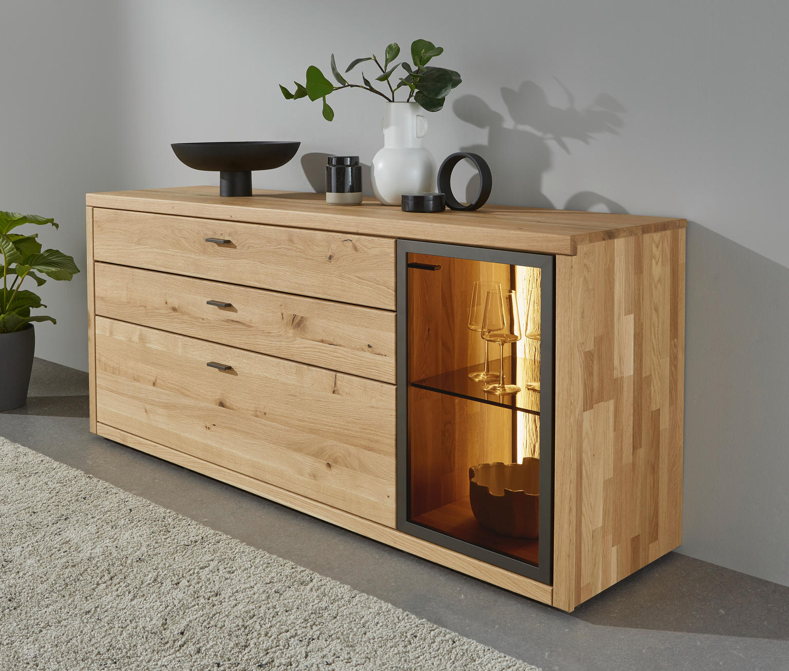 SIDEBOARD Wildeiche massiv Dunkelgrau, Wildeiche Einlegeböden - Einrichtungsbeispiel