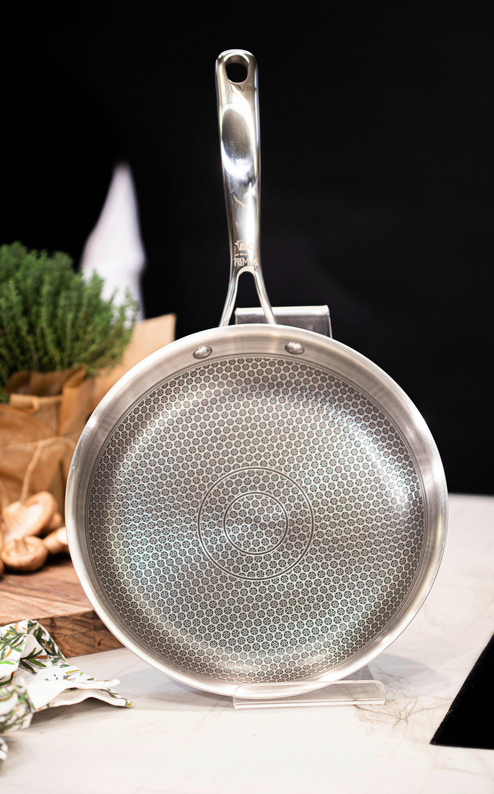 PÁNEV NA SMAŽENÍ  nepřilnavý povrch Greblon®  24 cm  - barvy stříbra, Basics, kov (24cm) - ELO