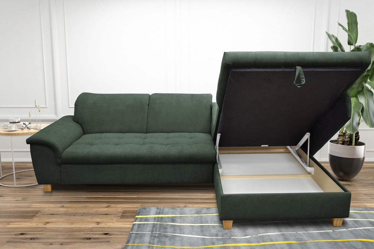 MID.YOU ECKSOFA Grün Mikrofaser, links davon: Beistelltisch in hellem Wohnzimmer.