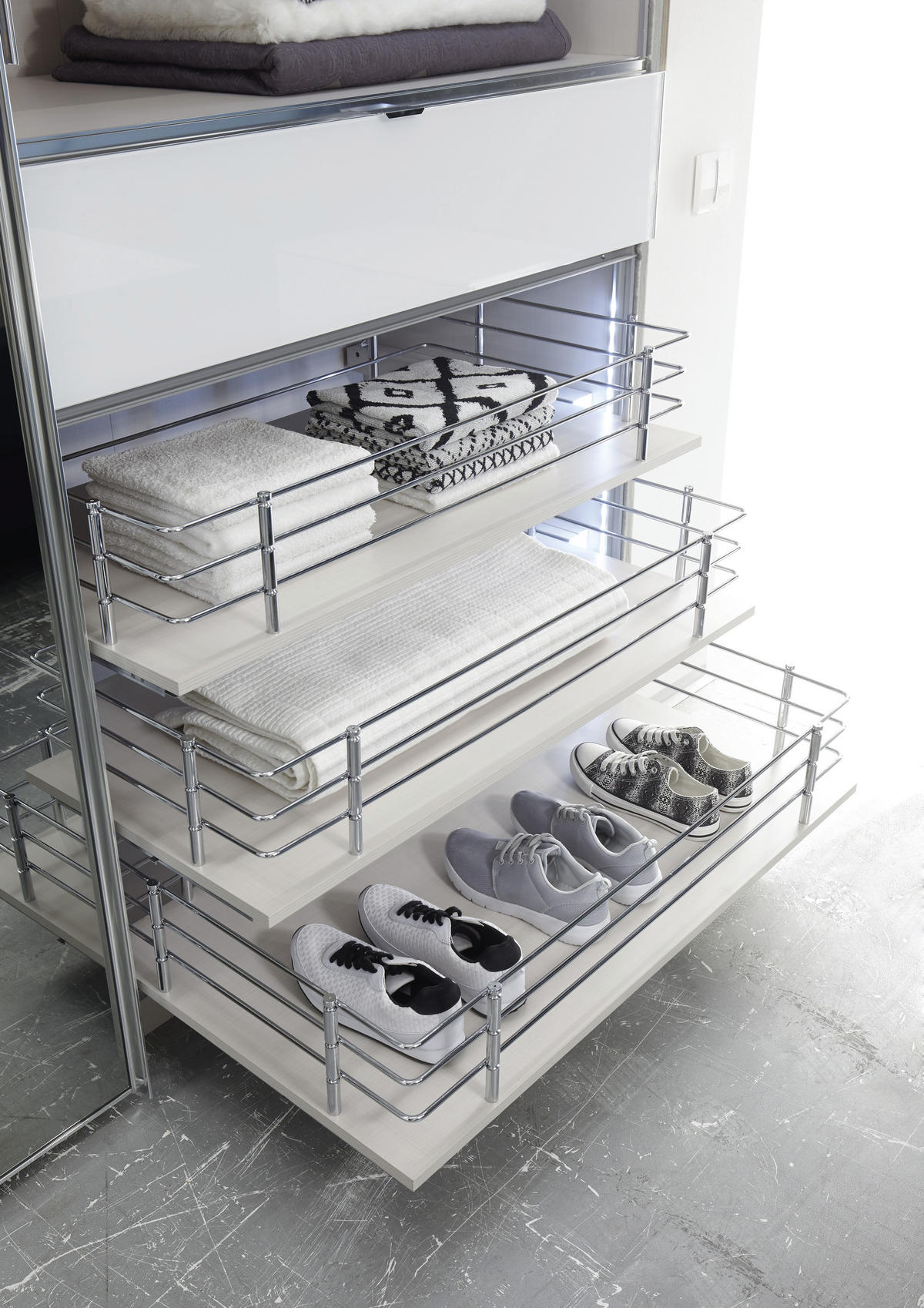 SCHWEBETÜRENSCHRANK in Weiss  - Chromfarben/Weiss, Design, Glas/Holzwerkstoff (300/240/68cm) - Moderano