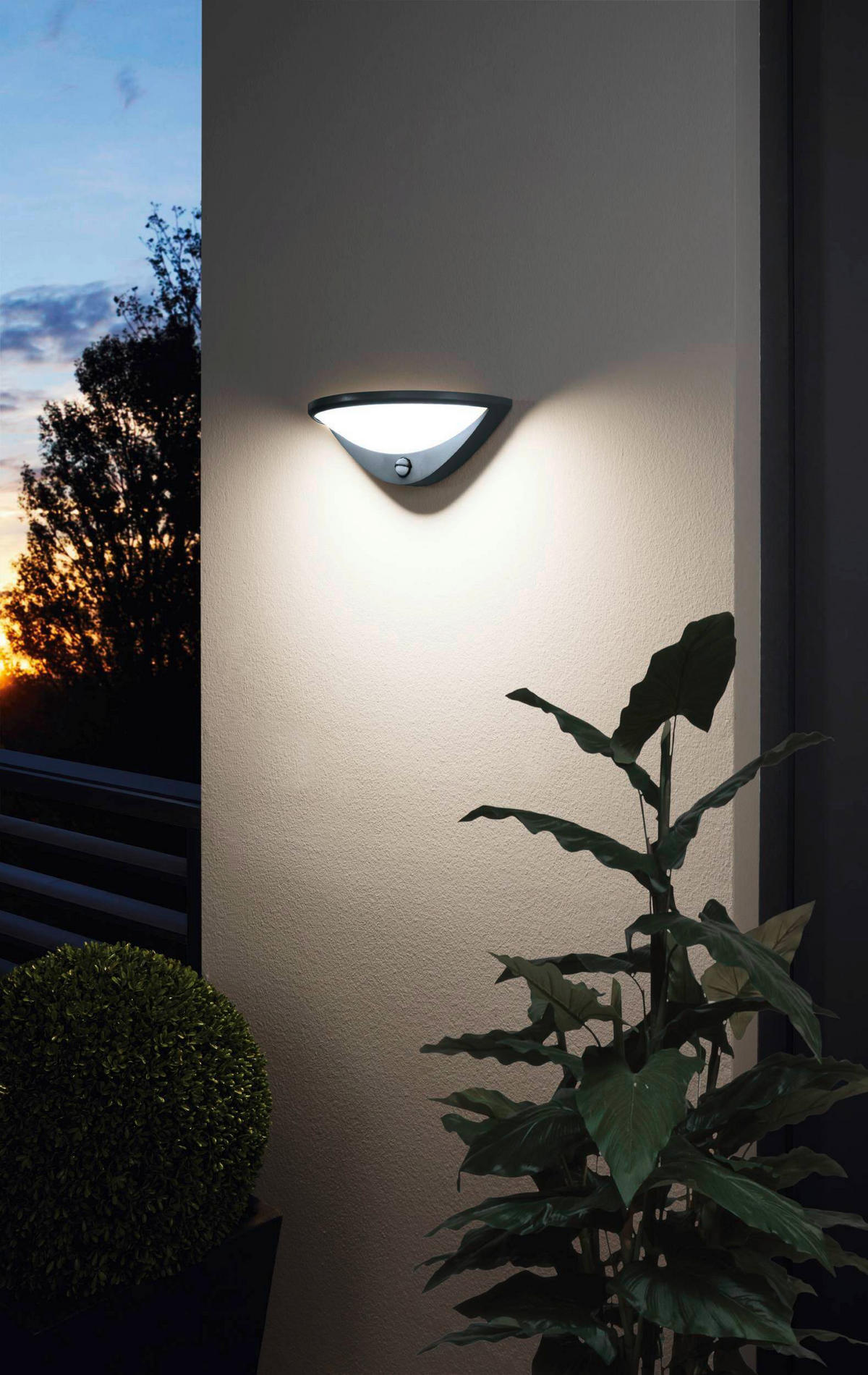 VÄGGLAMPA FÖR UTOMHUS - vit/antracit, Klassisk, metall/plast (33/12,5/16,5cm) - Eglo