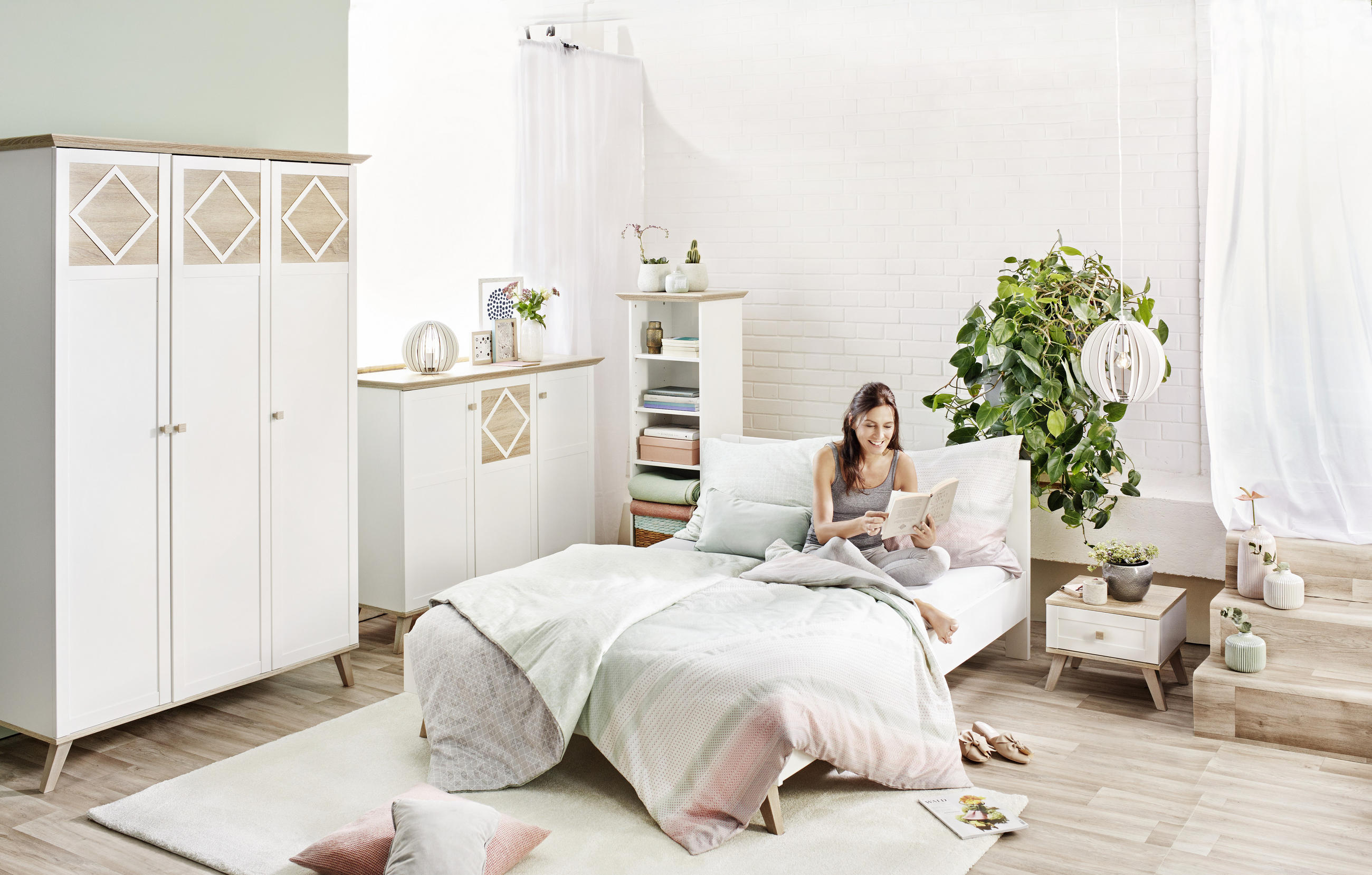 DULAP CU UȘI ROTATIVE alb, culoare lemn stejar  - alb/culoare lemn stejar, Design, material pe bază de lemn (133/204/59cm) - Livetastic