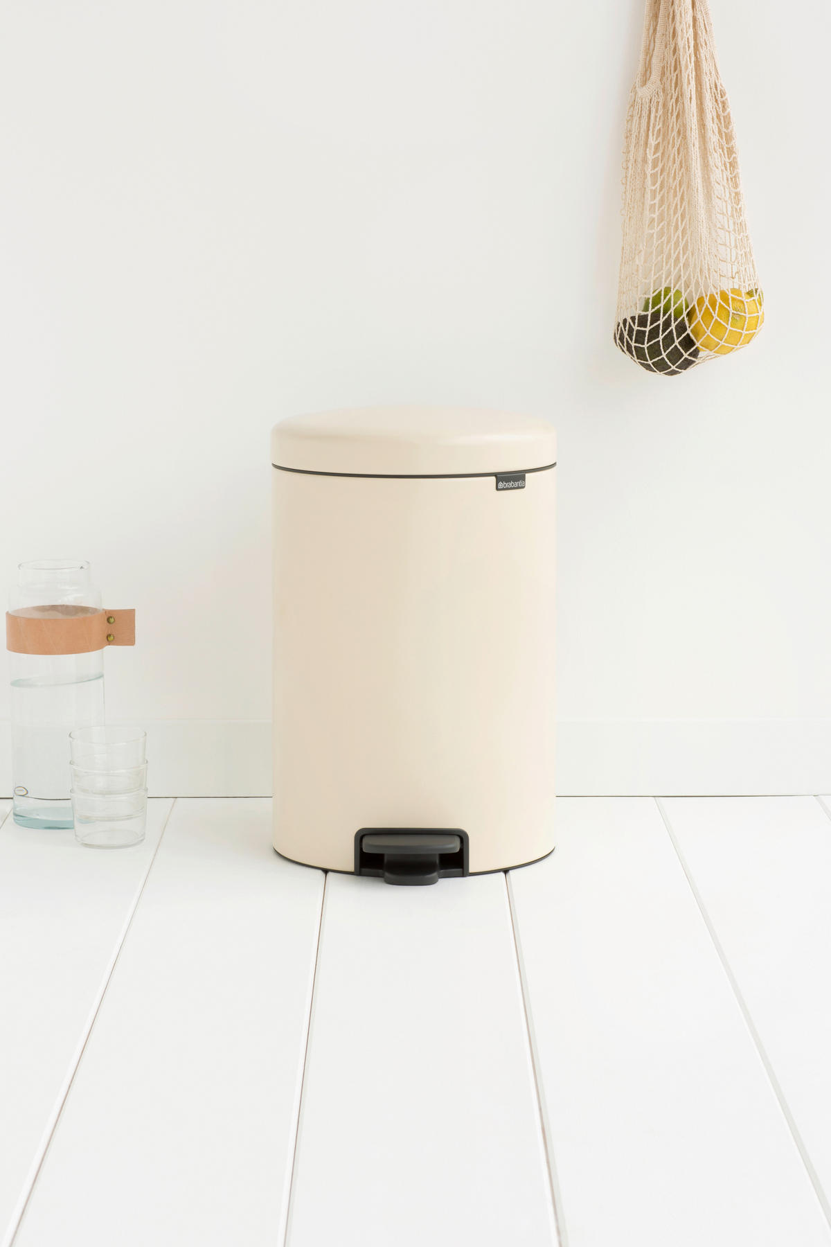 BILLENŐFEDELES SZEMETESVÖDÖR 20 l  - bézs/fekete, Basics, műanyag/fém (20l) - Brabantia