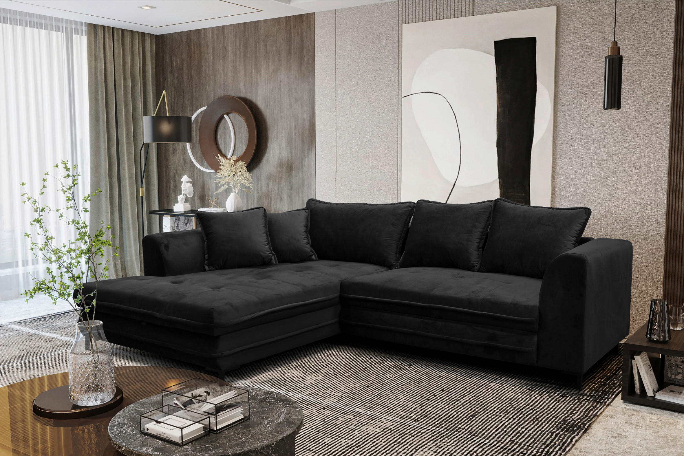 Livetastic ECKSOFA Schwarz Velours, links davon: Webteppich in schwarz, Beistelltisch in grau, Topfpflanze in grün, Store in weiß in hellem Wohnzimmer.