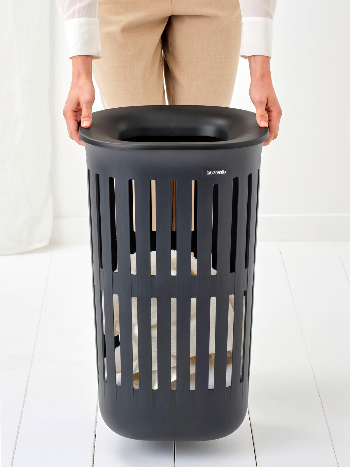 RUHÁSKOSÁR - fekete, Basics, műanyag (55l) - Brabantia
