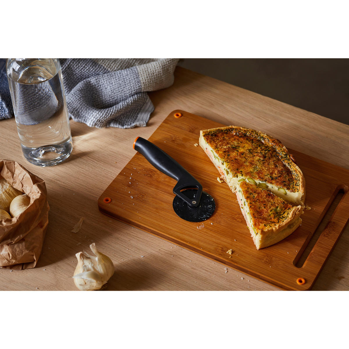 NOŽ ZA PIZZU  FISKARS FUNCTIONAL FORM 2,3/26/0,9 cm            - Basics, metal/plastika (2,3/26/0,9cm) - Fiskars
