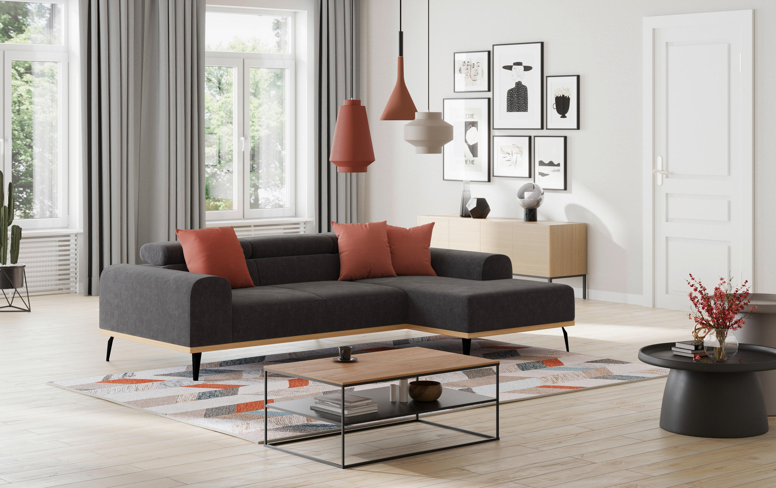 Cotta ECKSOFA Schwarz Mikrofaser, links davon: Hochflorteppich, Gardine, rechts davon: Couchtisch, Beistelltisch in hellem Wohnzimmer.