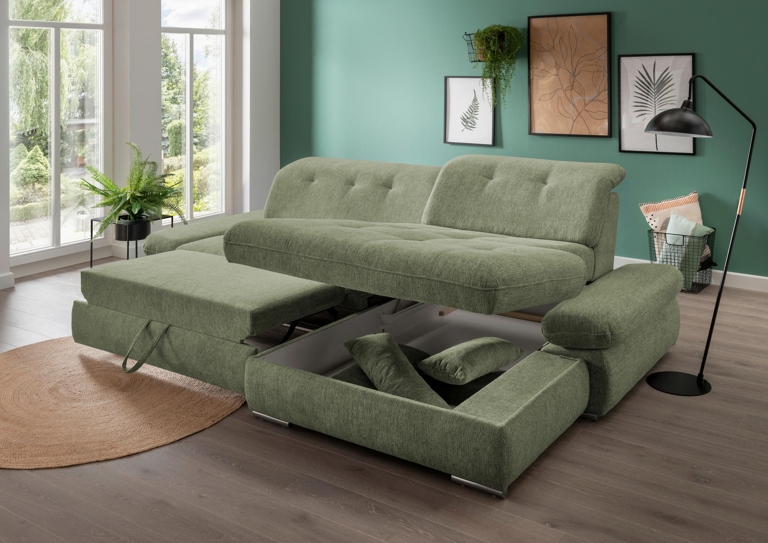 Livetastic ECKSOFA Grün Chenille, links davon: Hochflorteppich, Topfpflanze in grün, rechts davon: Bild in grün in hellem Wohnzimmer.