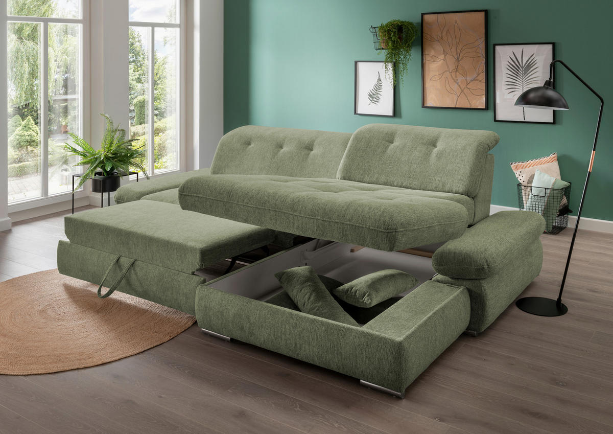 Livetastic ECKSOFA Grün Chenille, links davon: Hochflorteppich, Topfpflanze in grün, rechts davon: Bild in grün in hellem Wohnzimmer.