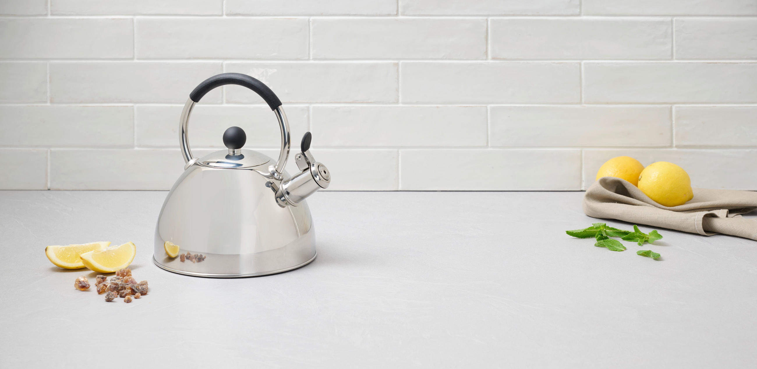 KUVALO ZA VODU - boja nerđajućeg čelika/crna, Osnovno, metal/plastika (1,8l) - Homeware Profession.
