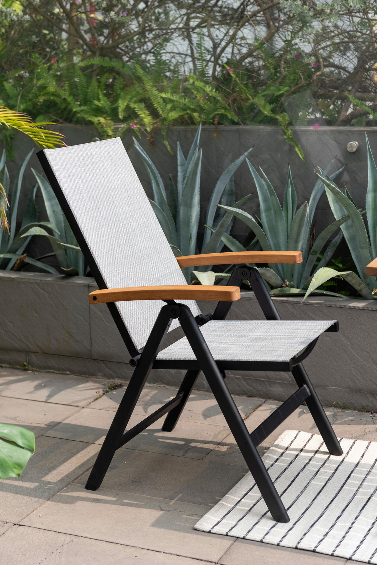 KLAPPSESSEL in Holz, Metall, Textil Schwarz, Greige, Eukalyptusholzfarben  - Greige/Eukalyptusholzfarben, KONVENTIONELL, Holz/Textil (65,3/105,9/56,4cm) - Ambia Garden