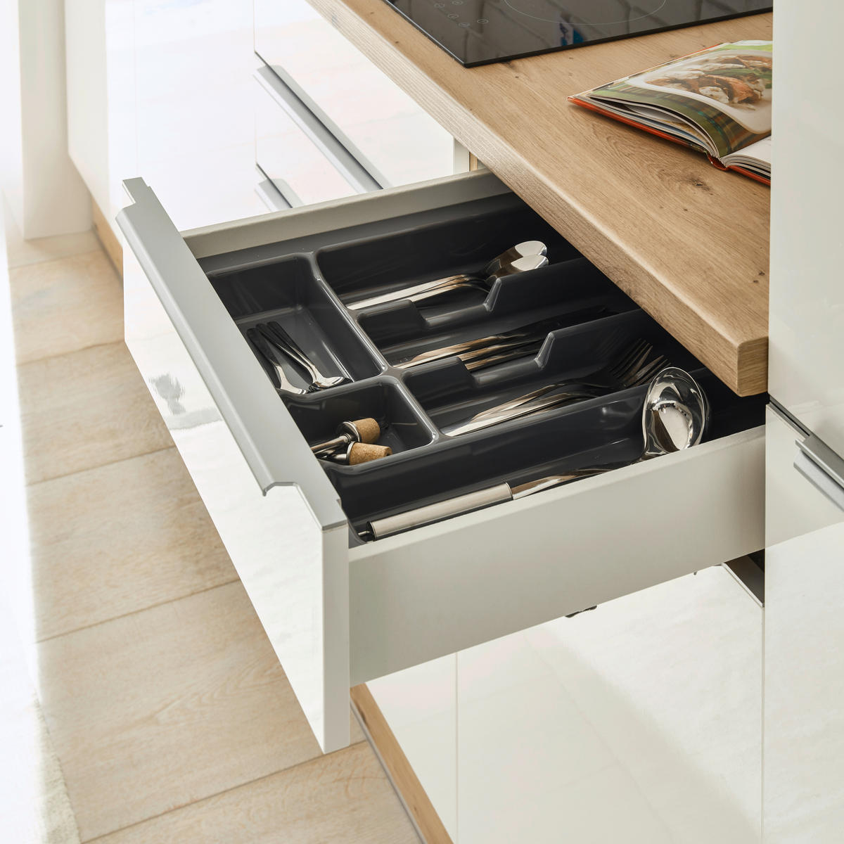 ECKKÜCHE 170/370 cm  in Weiß Hochglanz  - Weiß Hochglanz/Alufarben, LIFESTYLE, Holzwerkstoff/Kunststoff (170/370cm) - Respekta