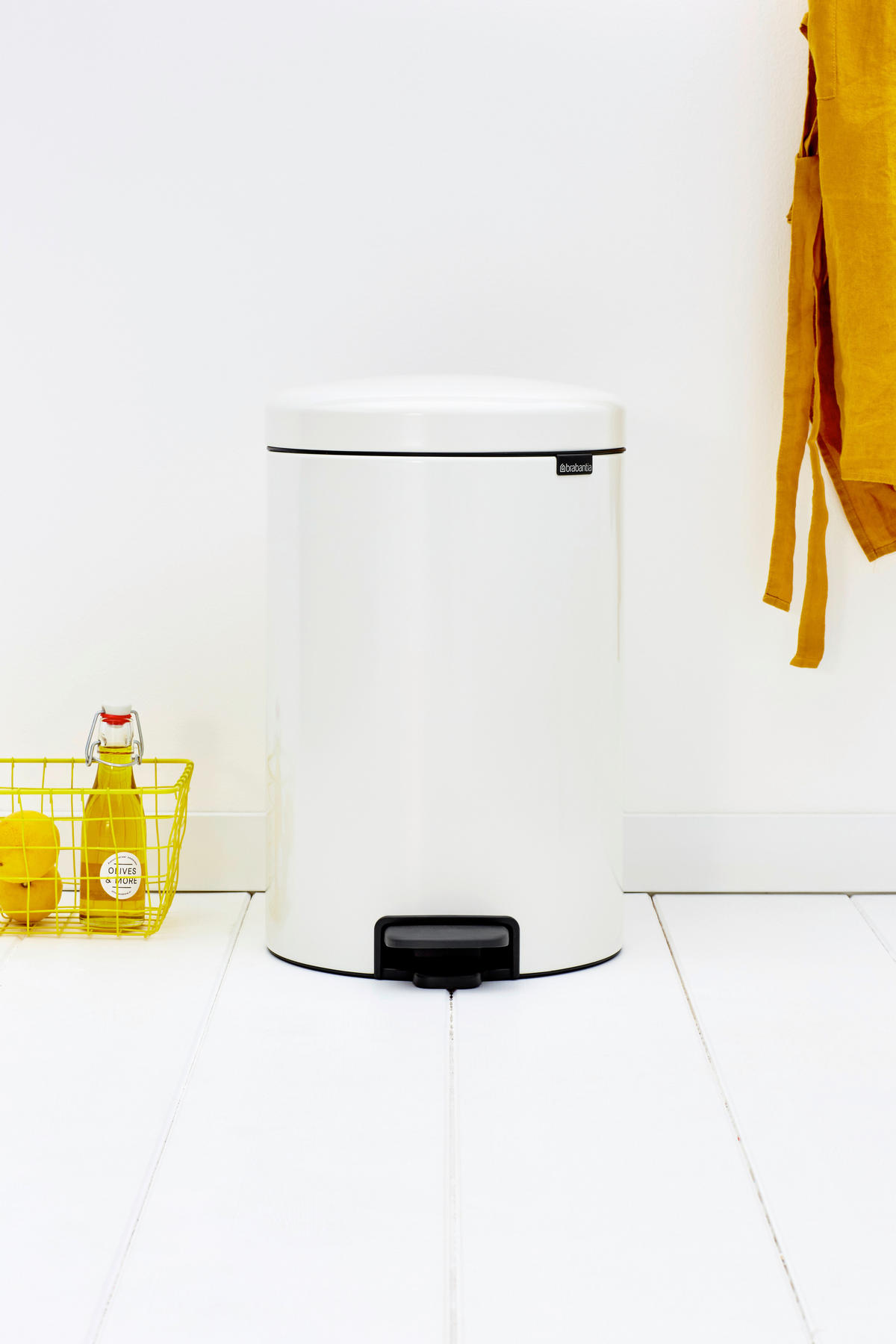 PEDÁLOS SZEMETES  - fekete/fehér, Basics, műanyag/fém (20l) - Brabantia