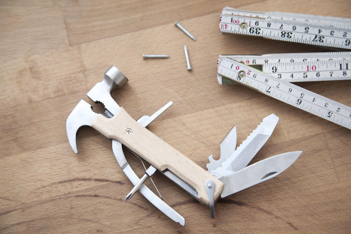 MULTIFUNKČNÍ NÁŘADÍ - barvy stříbra/barvy buku, Konvenční, kov/dřevo (13,9/7,6/1,7cm) - Kikkerland