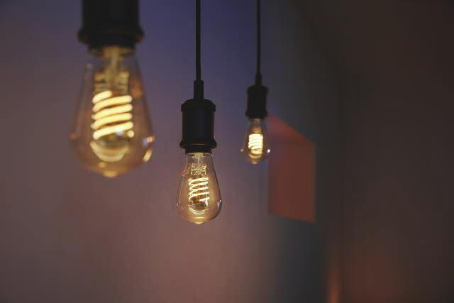 LED-LEUCHTMITTEL   E27 7 W 550 lm  - Transparent, Basics, Glas (8,8/20cm) - Philips HUE