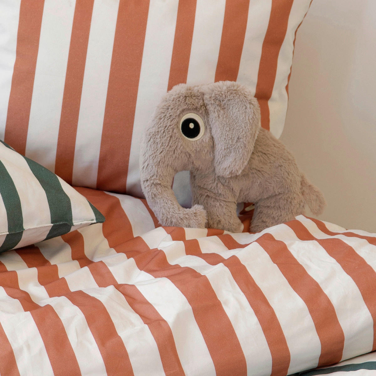 KUSCHELTIER  - Sandfarben, Basics, Kunststoff/Textil (21,0/4,5/18,0cm) - done by deer