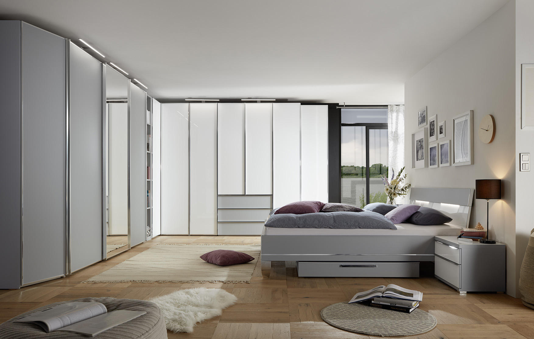 ORMAR SA KLASIČNIM VRATIMA bela, svetlosiva  49/240/63 cm  - boja hroma/bela, Osnovno, staklo/metal (49/240/63cm) - Moderano