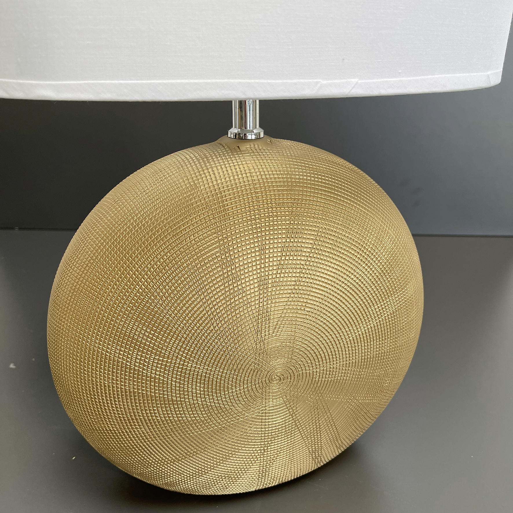 STONA LAMPA - bela/zlatna, Lajfstajl, tekstil/keramika (34/17/53cm)