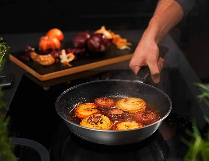 PONEV ZA PRAŽENJE 26 cm  - barve nerjavečega jekla, Basics, kovina (26cm) - Fiskars