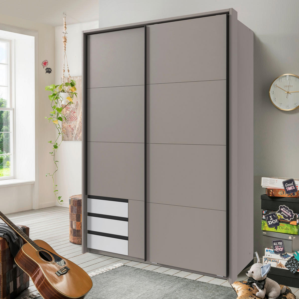 SCHWEBETÜRENSCHRANK  in Grau, Weiß, Sahara  - Schwarz/Weiß, Design, Holzwerkstoff/Metall (135/198/65cm) - Carryhome