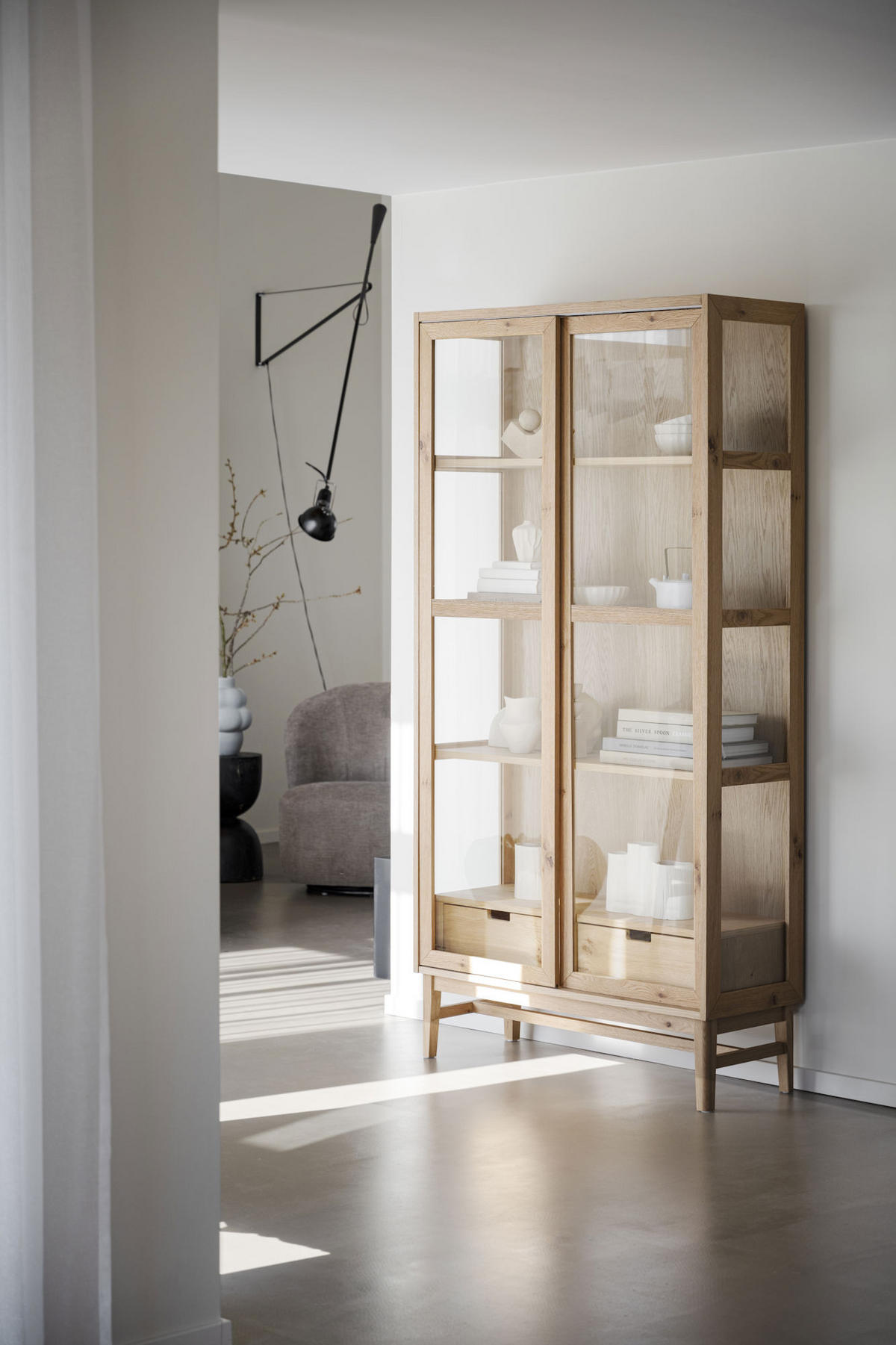 VITRINSKÅP  i faner, delar i massivt trä ek ekfärgad, transparent  - svart/ekfärgad, Modern, metall/trä (100/203/40cm) - Rowico